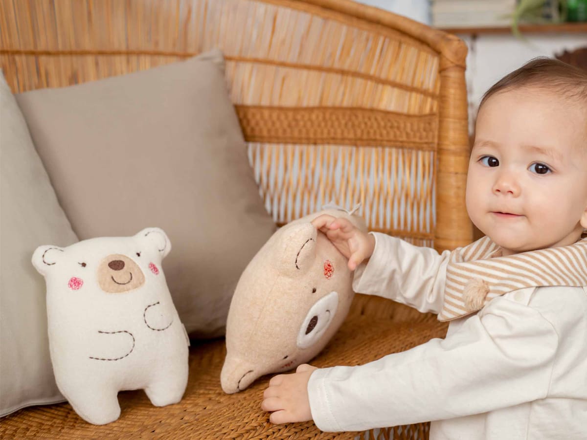 Cuddle a Fluffy 福寿ドール 女の子とくまちゃんリネンバッグ ビスケットクマのふたごちゃん | シルバニアファミリー公式サイト