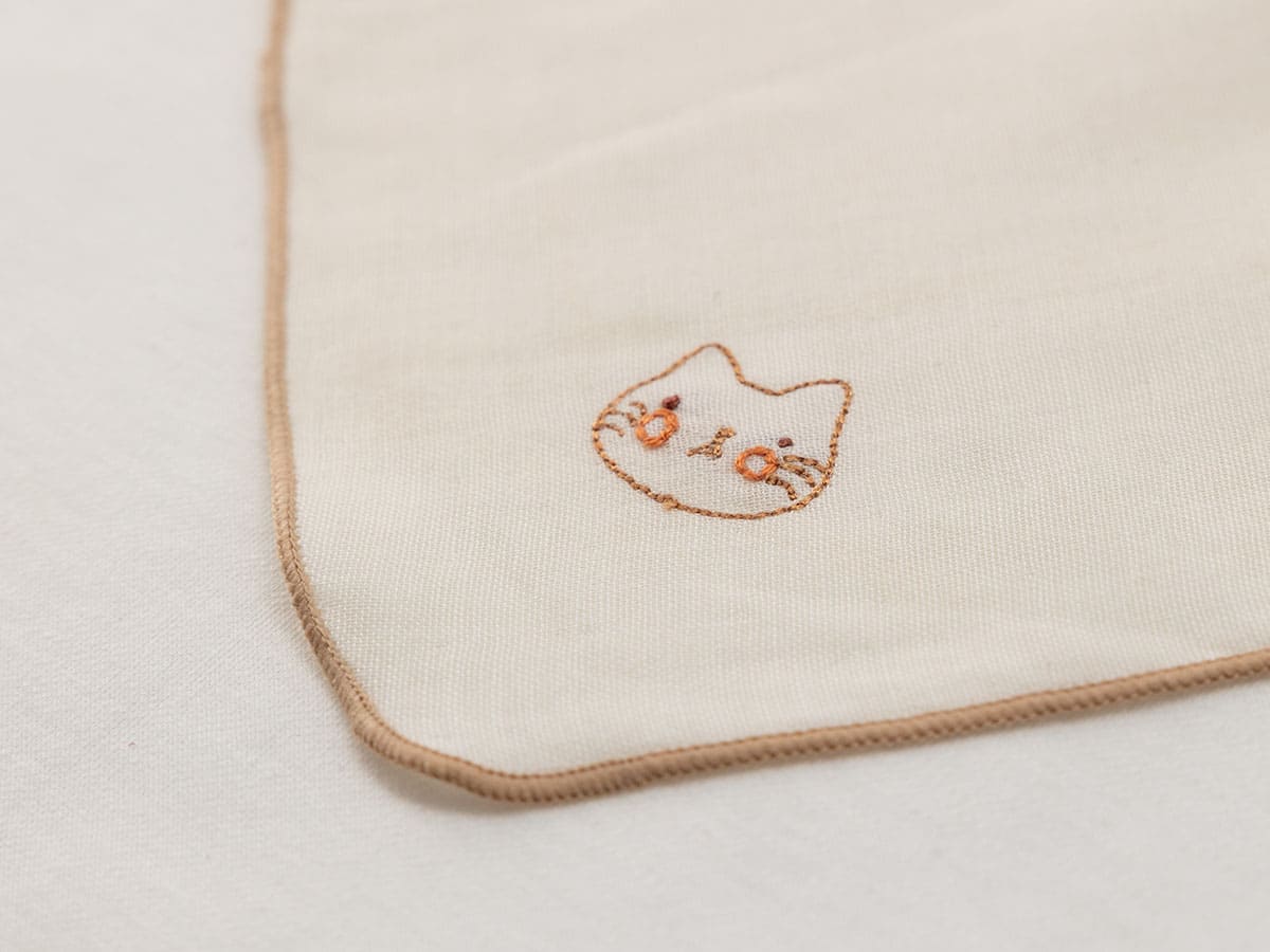 手刺繍入あずき/小豆のお腹ピロー【くまさんとミツバチ】 ガーゼハンカチ／刺しゅう くま – My little tailor - Amorosa mamma